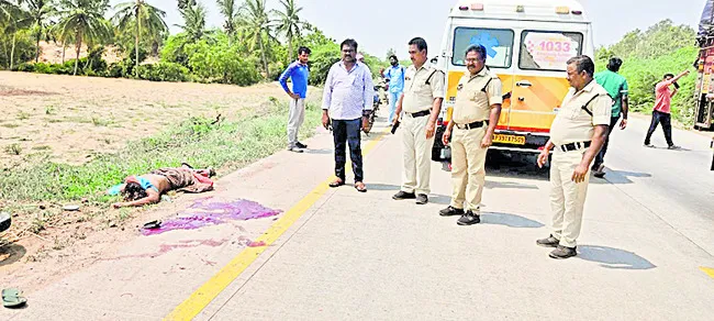 మహిళను కబళించిన లారీ