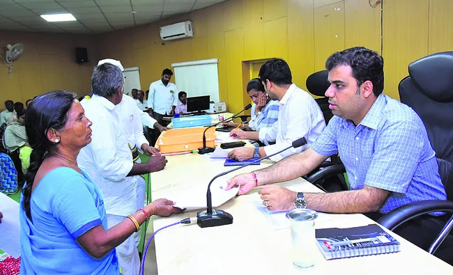 ప్రతి సమస్యకూ సంతృప్తికర పరిష్కారం చూపండి