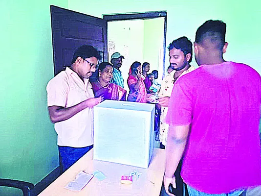 బ్యాలెట్ విధానంపైనా అనాసక్తి