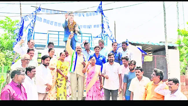 మాజీ మంత్రి రజినిపై సీఐ తీరు సరికాదు 