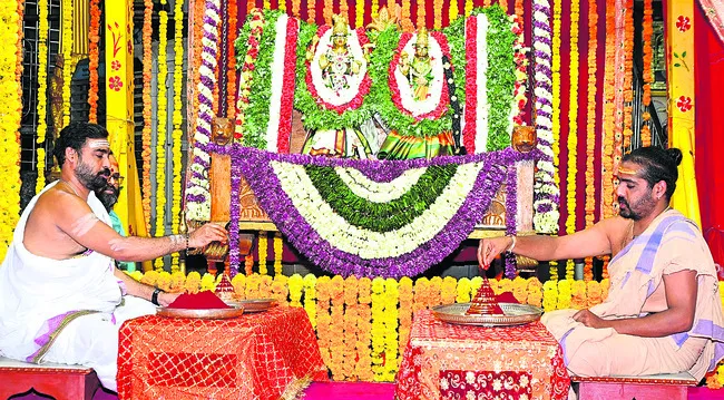 భ్రామరీకి లక్ష కుంకుమార్చన