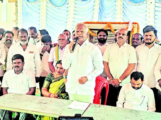 అభివృద్ధి పనులు చూసి బుద్ధి తెచ్చుకోవాలి