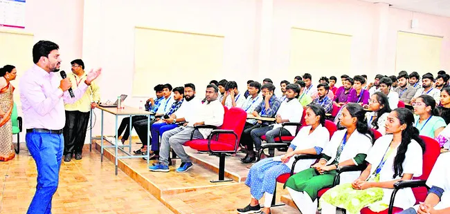 విదేశీ విద్యావకాశాలపై అవగాహన