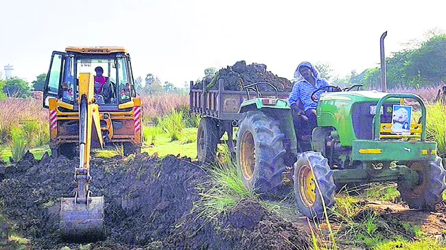 గూడెంలో మట్టి అక్రమ తవ్వకాలు