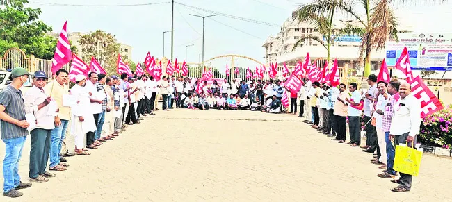 బదిలీల కోసం టీచర్ల నిరసన