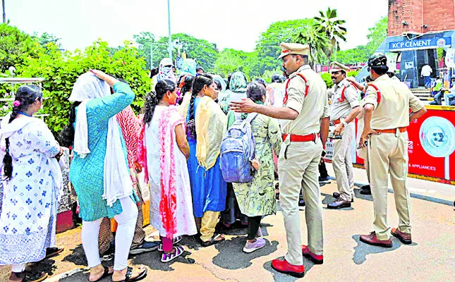 మంత్రిని కలవకుండా సీహెచ్ఓలను అడ్డుకున్న పోలీసులు