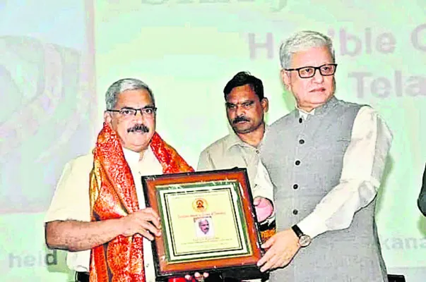 ఏయూ వీసీకి ఎక్స్లెన్స్ అవార్డు