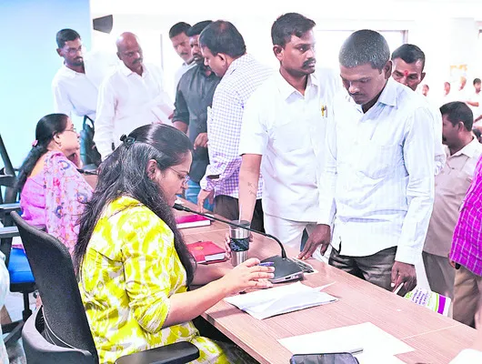అర్జీలను పెండింగ్‌ పెట్టొద్దు 