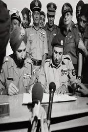 1971 after Pakistan bombed Bhuj airbase 300 women from Madhapur rebuilt4