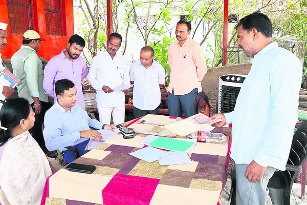దరఖాస్తులు క్షుణ్ణంగా పరిశీలించాలి