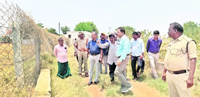 పంట కాల్వలను పరిశీలించిన అధికారులు