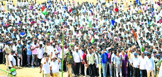 దారి వెంట నీరాజనం..
