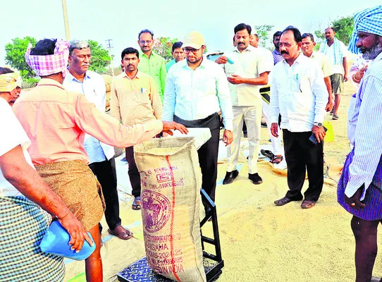 ధాన్యం కొనుగోళ్లలో అలసత్వం వహించొద్దు