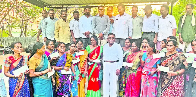 కల్యాణలక్ష్మి చెక్కుల పంపిణీ