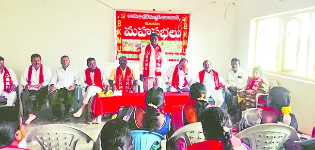 కూలీల సమస్యలు పరిష్కరించండి 