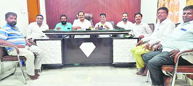 ఇచ్చిన హామీలు అమలు చేయాలి