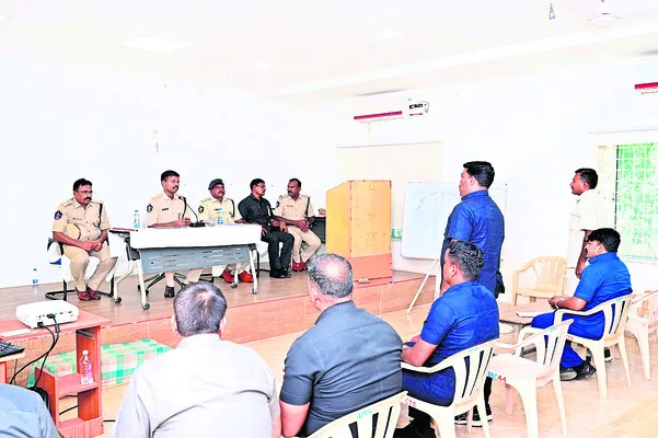 అంగరక్షకులకు అప్రమత్తత అవసరం