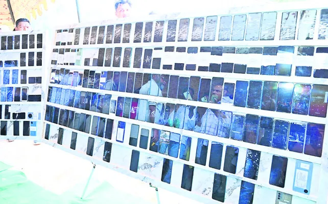 భారీగా సెల్ఫోన్స్ రికవరీ