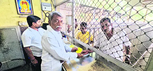 చందనం విక్రయాల ప్రారంభం 