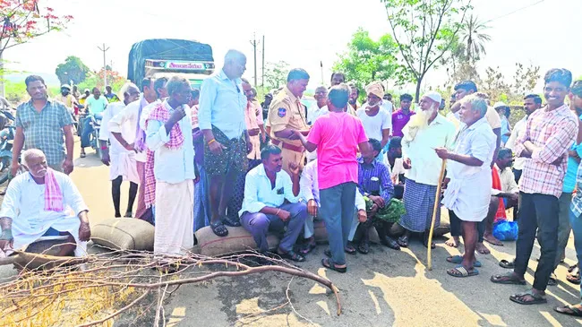 రోడ్డెక్కిన అన్నదాతలు 