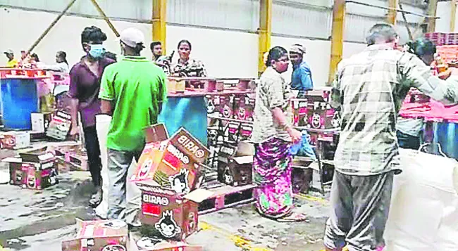 గడువు ముగిసిన బీరు బాటిళ్లు ధ్వంసం