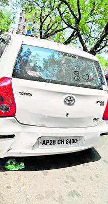 నులకపేటలో కారు బీభత్సం 