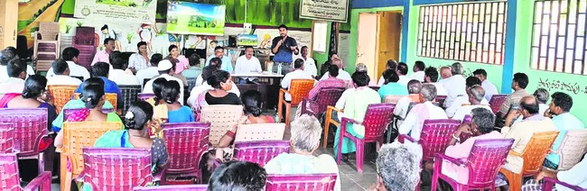 రసాయన ఎరువుల వాడకం తగ్గించాలి