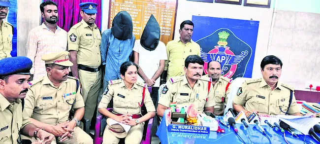 ఇద్దరు యువకుల అరెస్ట్‌ 