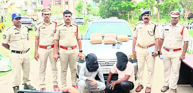 గంజాయి తరలిస్తున్న ఇద్దరు అరెస్ట్