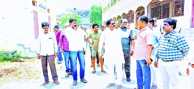 మార్కెట్ భవనాన్ని వినియోగంలోకి తేవాలి