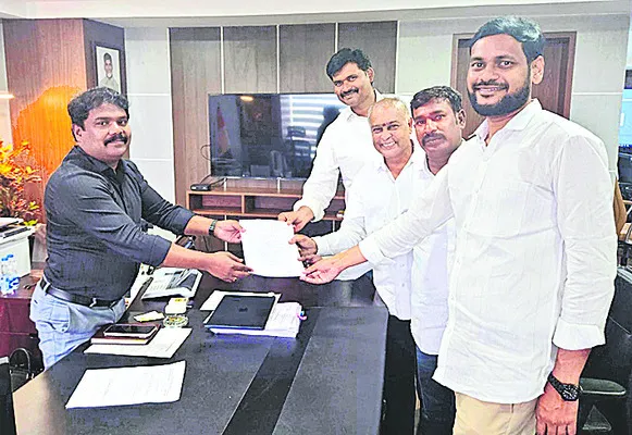 పెడన మున్సిపల్‌ కమిషనర్‌పై సీడీఎంఏకు ఫిర్యాదు 