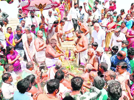 చక్రస్నానం.. భక్తజన పునీతం