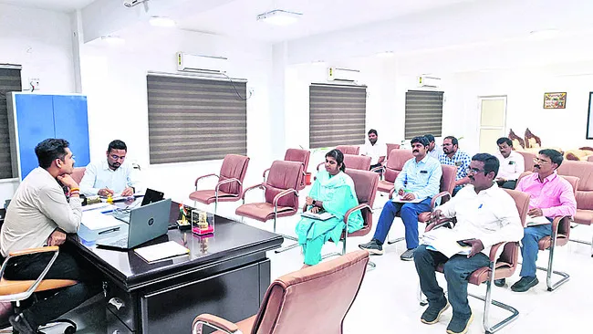 పర్యాటకాభివృద్ధి పనులు పూర్తిచేయండి