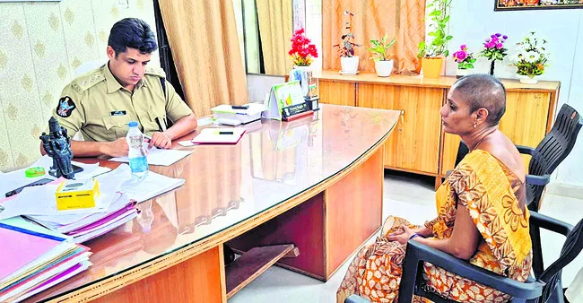 మా బంగారం ఇప్పించండి సారూ!