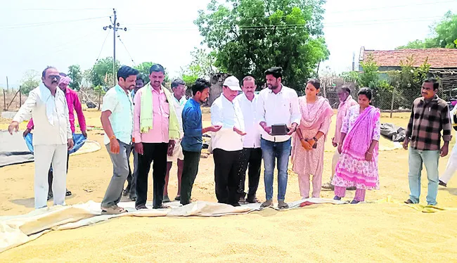 ధాన్యం కొనుగోలు కేంద్రాలు తనిఖీ
