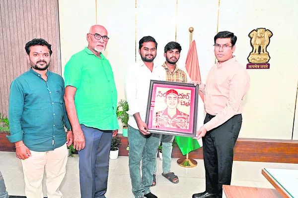 సిందూరంతో ‘మురళీ’ చిత్రం 