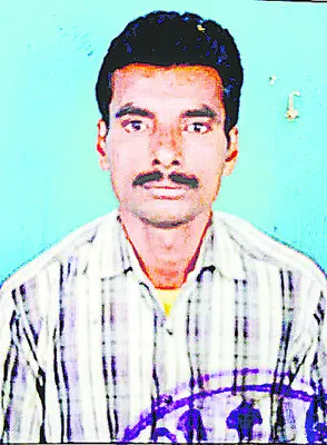 ఇసుక లారీ ఢీకొని కౌలు రైతు మృతి 