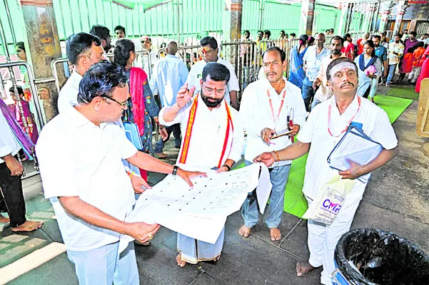 దుర్గగుడి ఈఓ శీనానాయక్‌ 