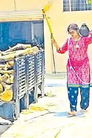 Daughter Perform Last Rites of their Father2