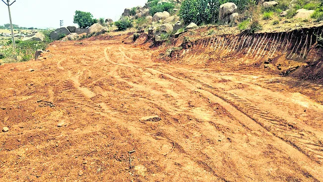 యథేచ్ఛగా ఎర్రమట్టి దోపిడీ