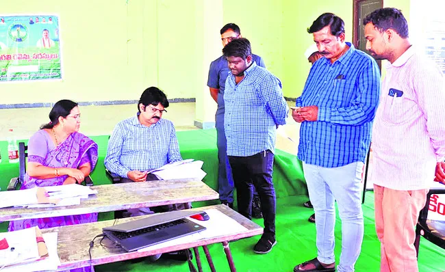ప్రభుత్వ భూములు అమ్మినా.. కొన్నా నేరమే