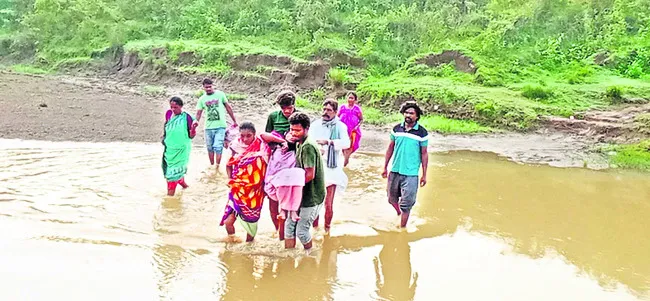 గర్భిణిని గెడ్డ దాటించి ఆస్పత్రికి తరలింపు 