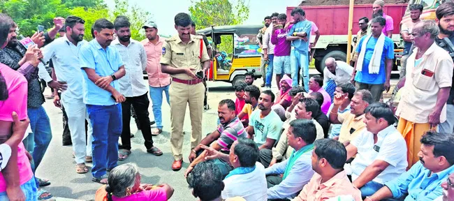 ఎన్‌హెచ్‌ 63పై రైతుల రాస్తారోకో 