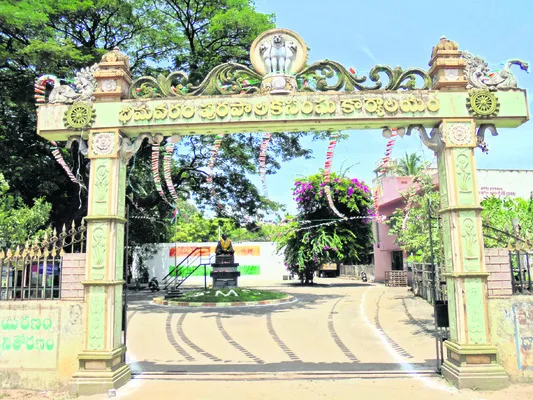 అక్రమార్కులకు భీమవరం
