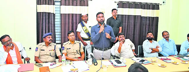 అధికారులు సమన్వయంతో పని చేయాలి