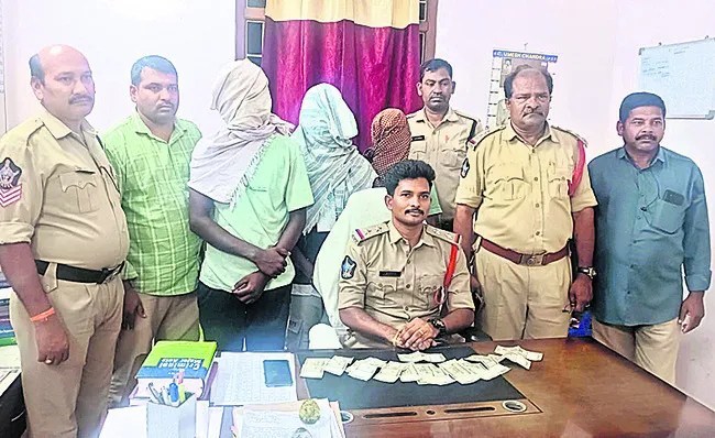 చోరీ కేసులో ముగ్గురు అరెస్టు