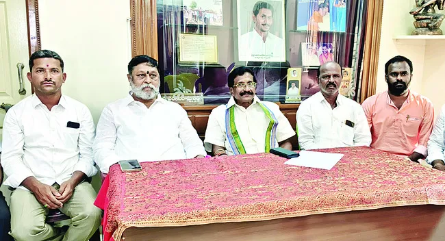 హంద్రీ–నీవాపై బహిరంగ చర్చకు సిద్ధం 