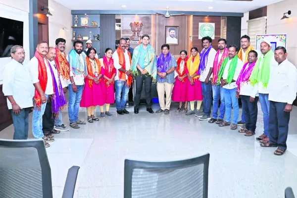 అభివృద్ధి కార్యక్రమాలను ప్రజల్లోకి తీసుకెళ్లాలి