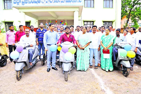 దివ్యాంగులు ఆత్మస్థైర్యంతో ముందుకుసాగాలి