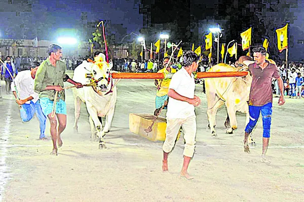 రసవత్తరంగా ఎడ్ల బండ లాగుడు పోటీలు